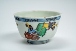 Ciotola in maiolica a smalto stannifero con decoro stilizzato policromo contornato in manganese. Turchia ottomana, Kütahya, fine secolo XVIII