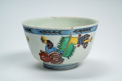 Ciotola in Maiolica a Smalto Stannifero con Decoro Stilizzato Policromo Contornato in Manganese. ...