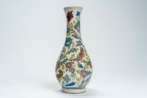 Bottiglia in ceramica invetriata decorata in policromia a volatili e racemi di foglie e fiori. Persia, secolo XIX
