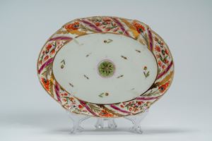 Vassoio ovale a bordo mosso in porcellana decorata in policromia e con dorature. Inghilterra, fine secolo XVIII – inizio secolo XIX