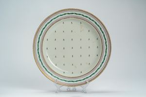 Piatto da portata in porcellana decorata in policromia e oro nei toni del verde e del rosa. Manifattura di Vienna, fine secolo XVIII
