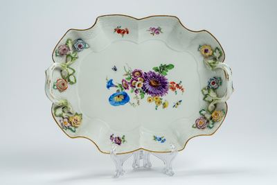 Manifattura di Meissen, Vassoio biansato in porcellana decorata in policromia a rilievo con motiv...