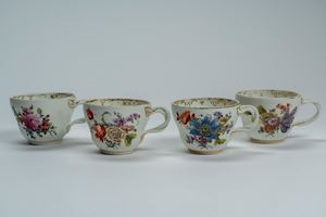 Quattro tazzine in porcellana con decoro policromo al mazzetto e fiori sparsi. Manifattura di Vienna, fine secolo XVIII