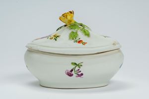 Senapiera con coperchio in porcellana con decoro policromo a fiori. Manifattura di Vienna, 1790 circa