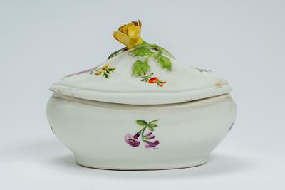 Senapiera con Coperchio in Porcellana con Decoro Policromo a Fiori. Manifattura di Vienna, 1790 C...