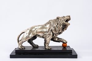 Scultura in terracotta ricoperta con lamina in rame argentato raffigurante leone, prima met&agrave; del secolo XX