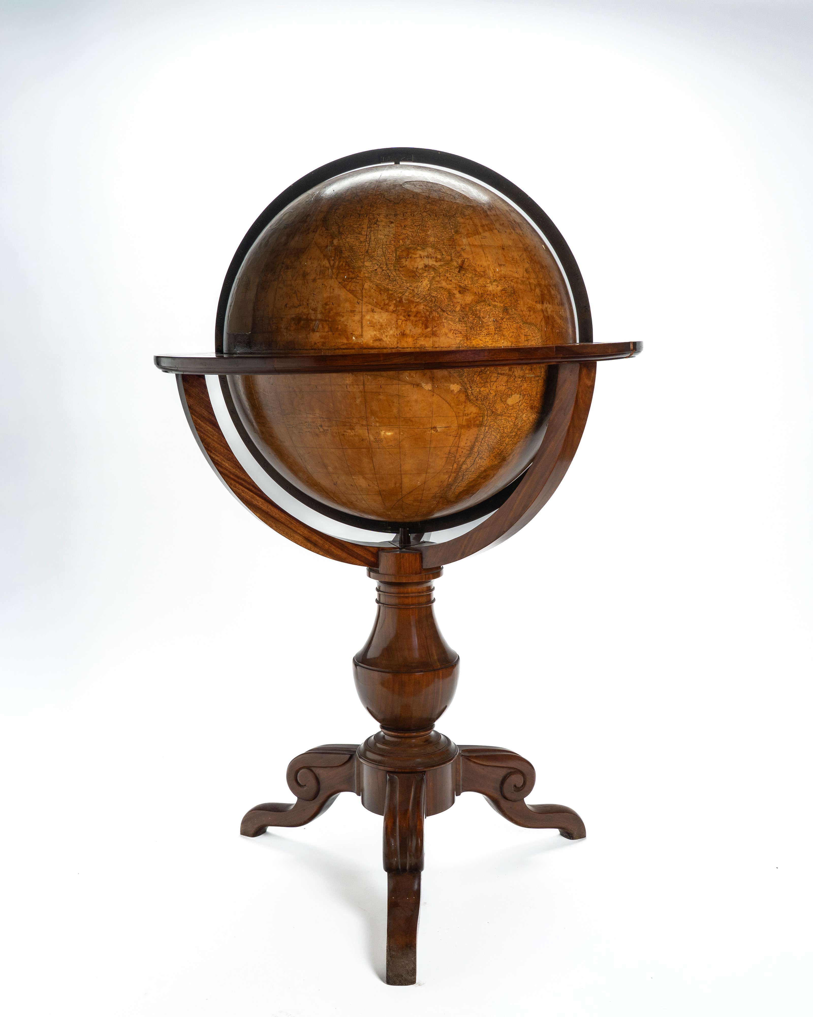 Maison Delamarche, Parigi, 1880. Imponente globo terrestre da terra con sostegno tripode in legno...