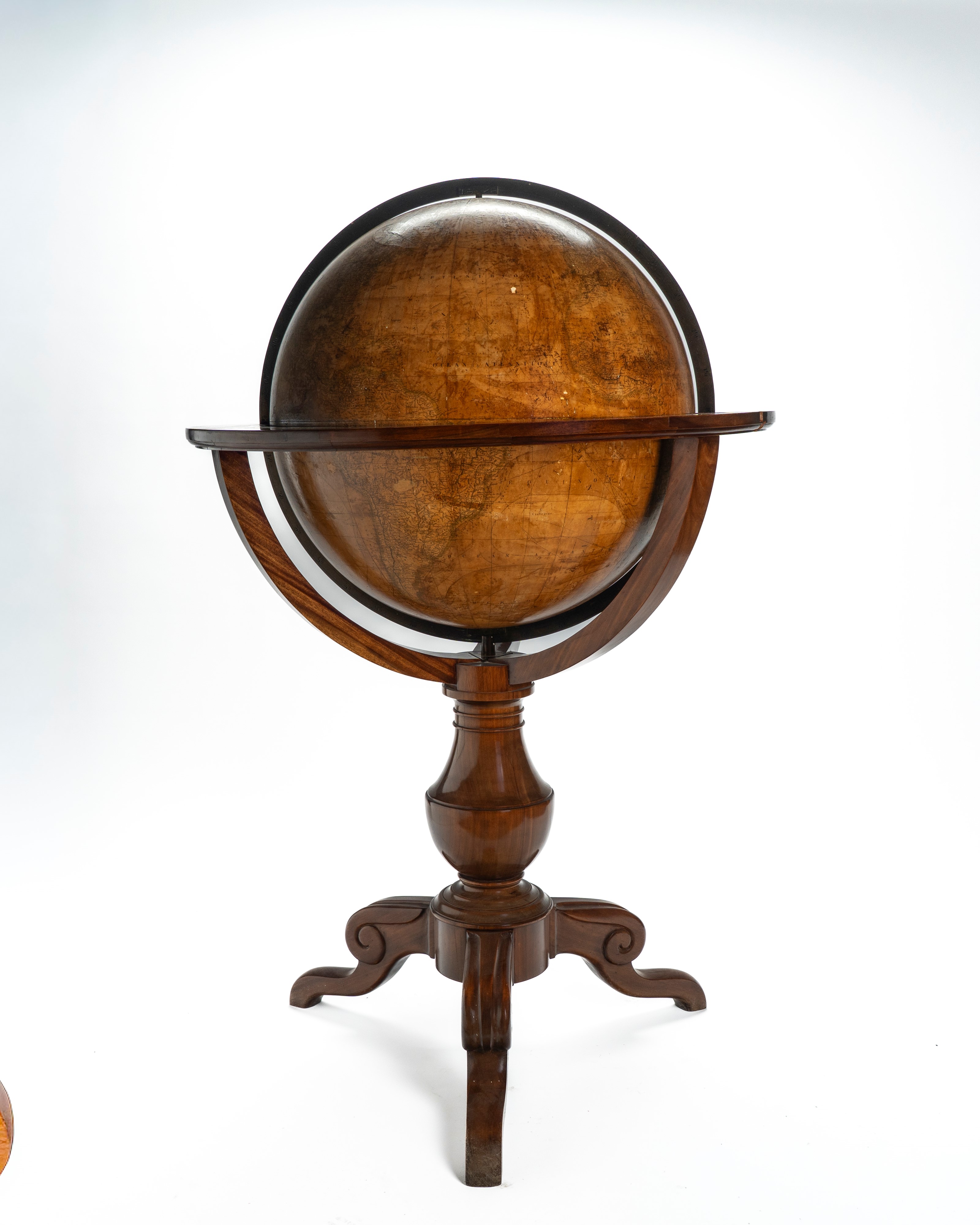 Maison Delamarche, Parigi, 1880. Imponente Globo Terrestre da Terra con Sostegno Tripode in Legno...