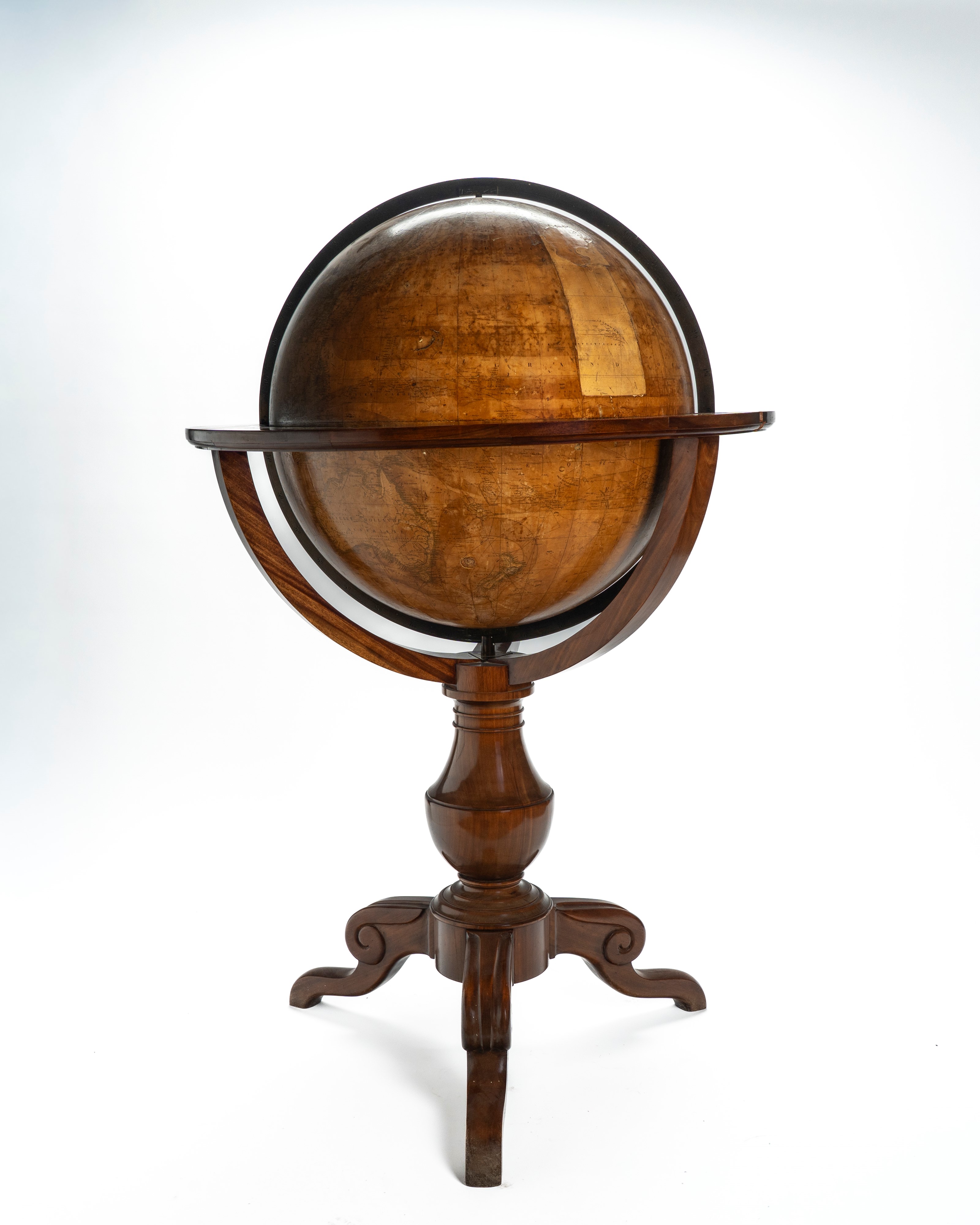 Maison Delamarche, Parigi, 1880. Imponente Globo Terrestre da Terra con Sostegno Tripode in Legno...