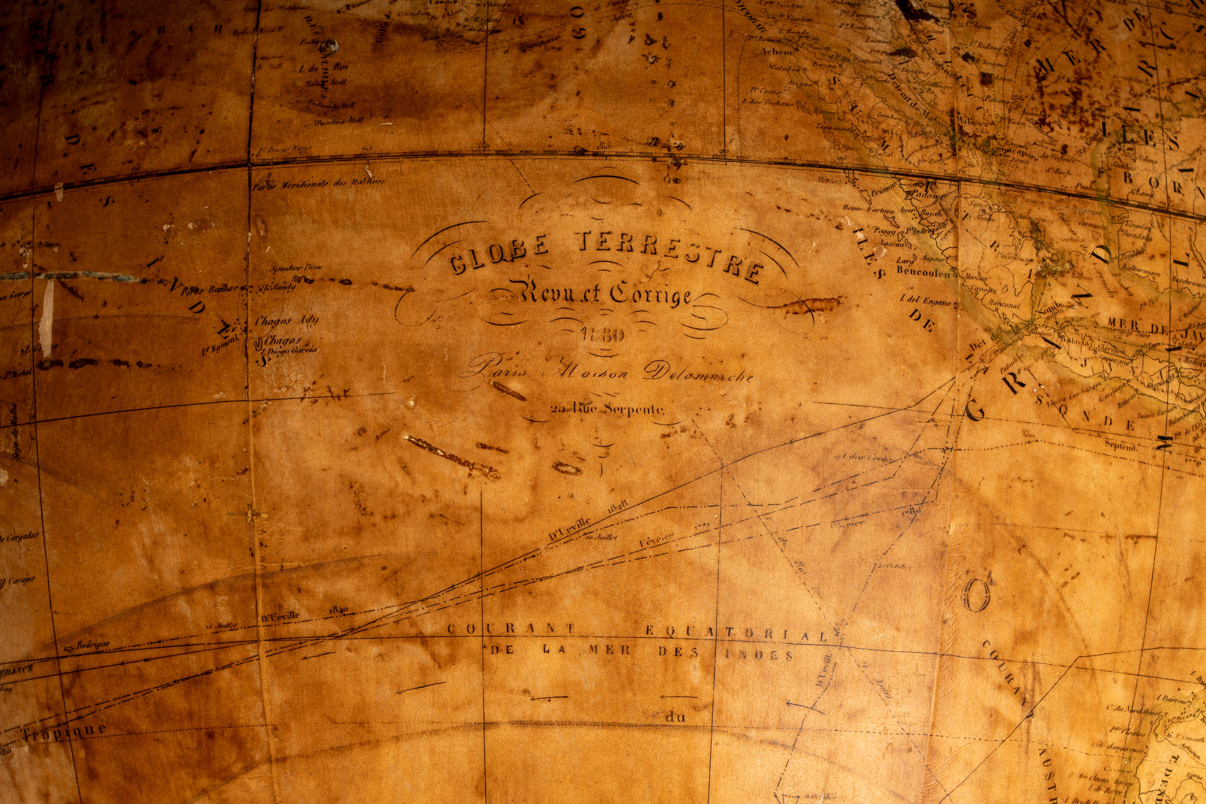 Maison Delamarche, Parigi, 1880. Imponente globo terrestre da terra con sostegno tripode in legno...