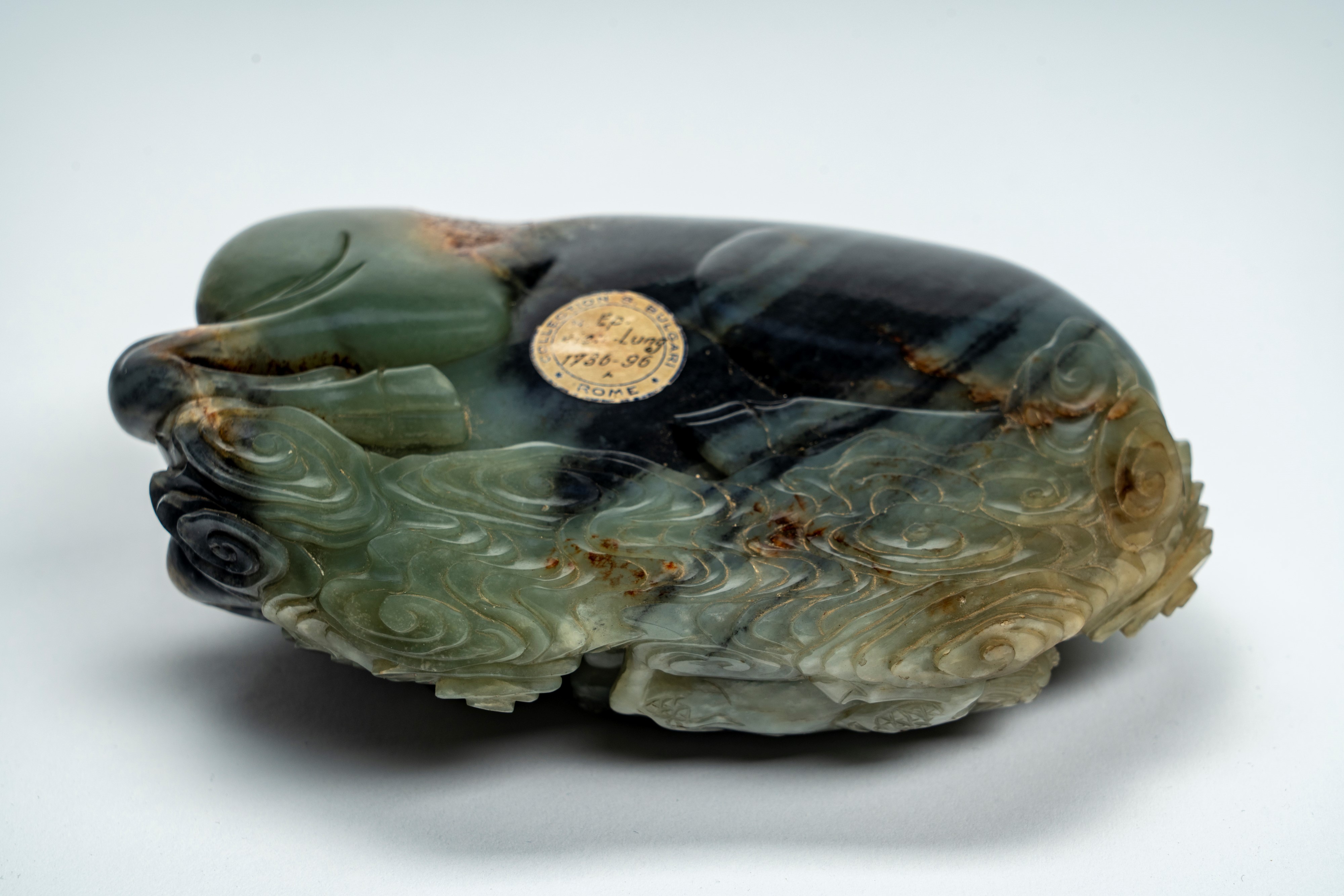 Intaglio in giada marezzata e con russet raffigurante bufalo accovacciato con cane di Fo. Cina, s...