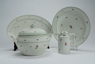 Porcellane d’uso e da tavola, zuppiera con coperchio, piatti da portata e portauovo policromi (Vi...