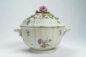 Grande zuppiera biansata con coperchio in porcellana riccamente decorata a rilievo e in policromia a fiori e foglie. Manifattura di Vienna, 1770 circa