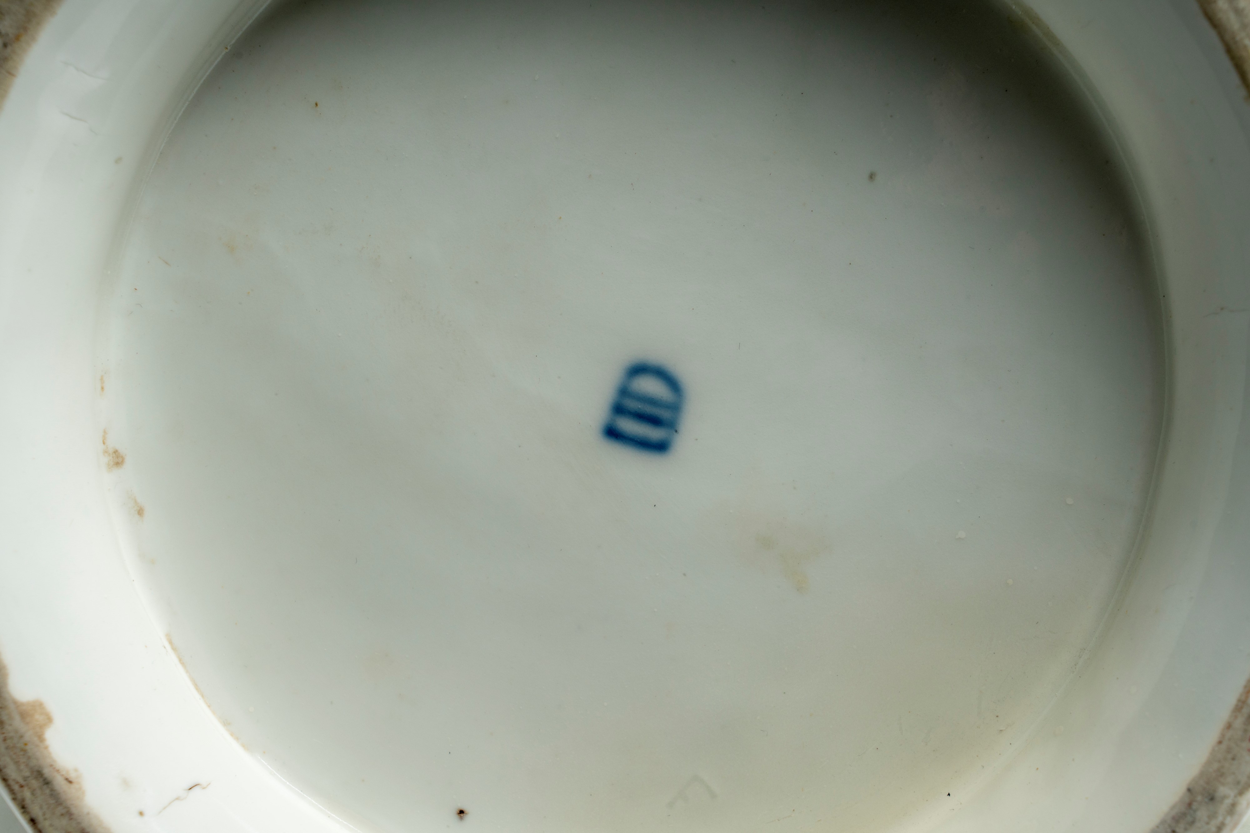 Grande Zuppiera Biansata con Coperchio in Porcellana Riccamente Decorata a Rilievo e in Policromi...