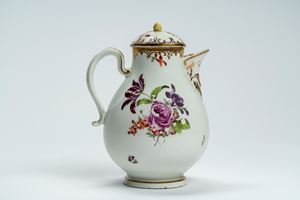 Caffettiera con coperchio in porcellana con decoro policromo “al mazzetto” e dorature. Manifattura di Vienna, 1770 circa