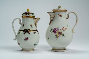 Lotto composto da due caffettiere in porcellana con decoro policromo al mazzetto e fiori sparsi. Manifattura di Vienna, 1780 circa