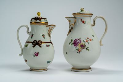 Manifattura di Vienna, Coppia di caffettiere in porcellana con decoro policromo (c. 1780)