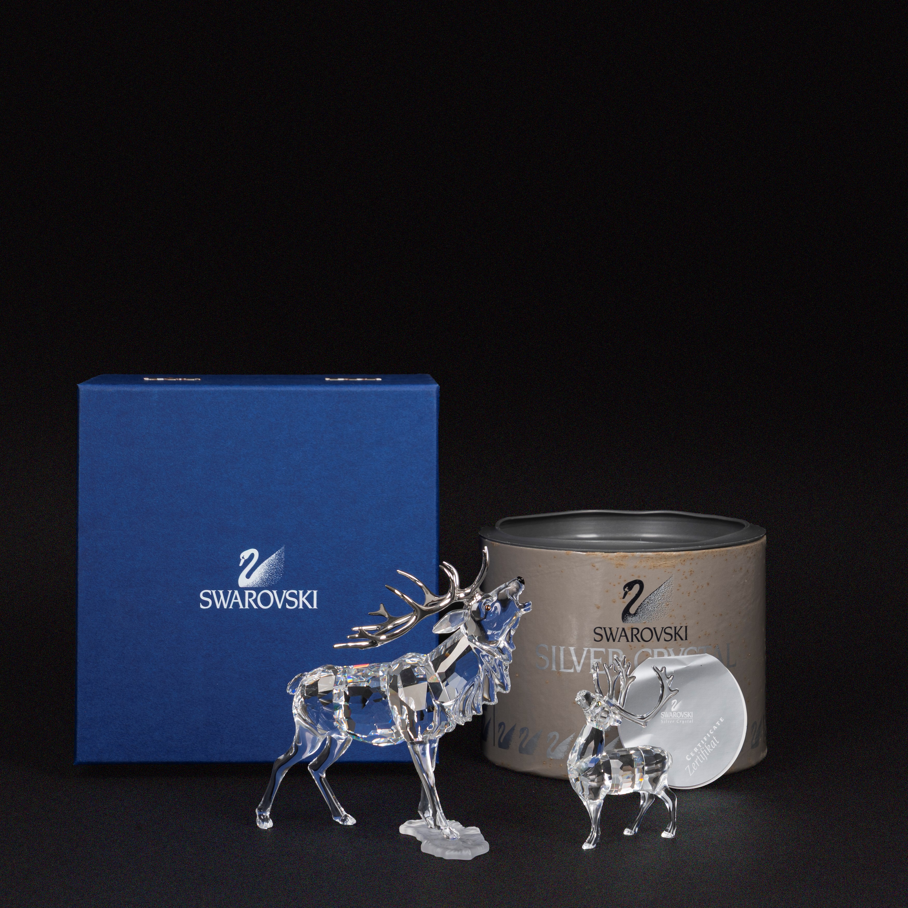 Swarovski - Cervo con corna in metallo argentato “Alex” (edizione annuale 2008), e Cervo dalla se...
