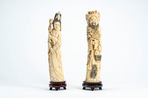 ☼ Due sculture in avorio, una raffigurante una dama dalle lunghe vesti con ventaglio e ramo fiorito e l’altra un saggio con cestino e fiore di loto. Cina, inizi secolo XX