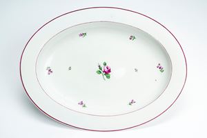 Grande vassoio ovale in porcellana decorato “alla rosa” con profili e rametti floreali nei toni del porpora. Vienna, inizio secolo XIX