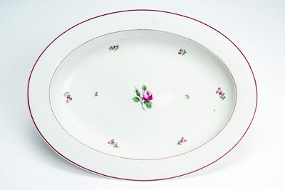 Grande vassoio ovale in porcellana decorato “alla rosa”, profili e rametti floreali, Vienna (iniz...