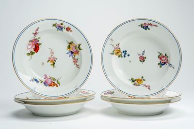 Sei Piatti Fondi in Porcellana Decorati in Policromia a Bouquet di Fiori Sparsi con Profilo in Or...