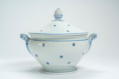 Zuppiera Biansata con Coperchio in Porcellana Decorata a Fiordalisi e Filettature Blu di Cobalto....
