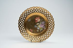 Piatto a bordo traforato in porcellana dorata con decoro policromo al mazzetto e fiori sparsi, secolo XIX