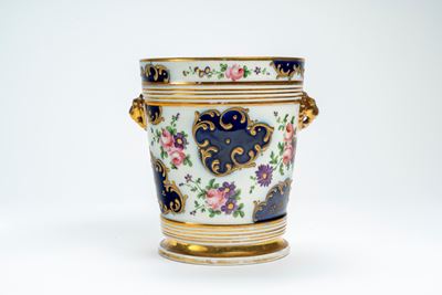 Porta vaso biansato in porcellana decorata, bouquet di fiori e riserve blu con rocaille dorate a ...