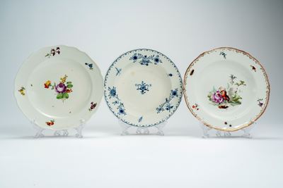 Tre piatti decorativi in porcellana, Vienna, fine secolo XIX