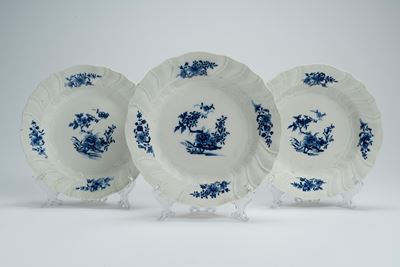 Belgio (Tournai?), piatti in porcellana a bordo mosso e costolato con decoro floreale all’orienta...
