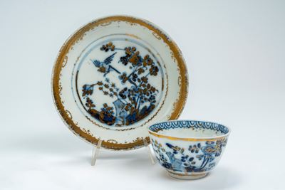 Meissen, Tazzina con piattino in porcellana a decoro monocromo blu cobalto all’orientale e oro (p...