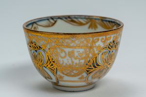 Tazzina in porcellana decorata in blu cobalto e oro a motivi stilizzati. Meissen per il regno di Osman, periodo Marcolini, 1774–1814