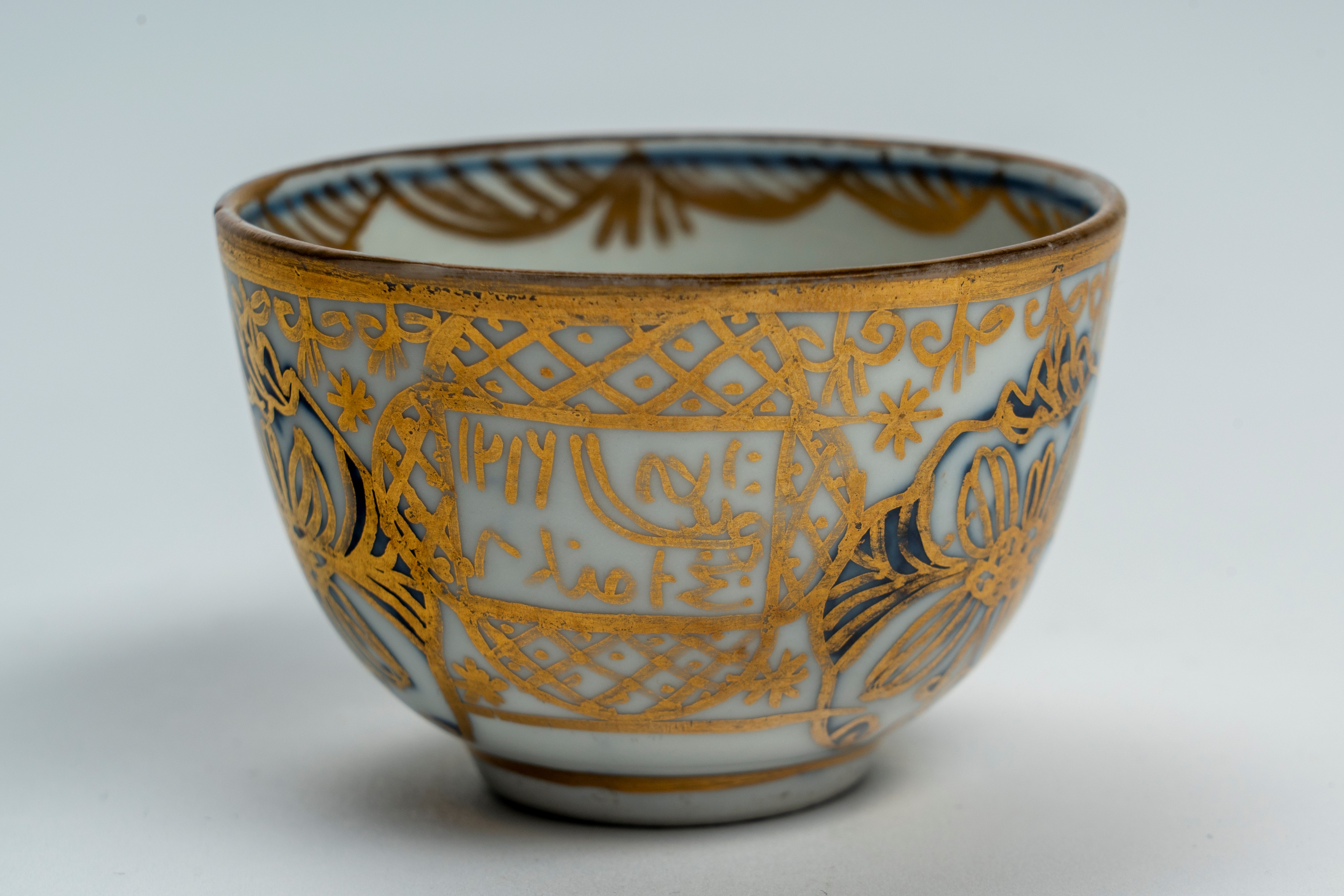 Tazzina in Porcellana Decorata in Blu Cobalto e Oro a Motivi Stilizzati. Meissen per il Regno di ...