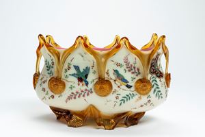 Vaso in vetro opalino policromo in forma di conchiglia con decoro a volatili e insetti a rilievo. Probabilmente Boemia, fine secolo XIX