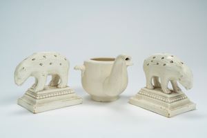 Coppia di porta stecchini in forma di istrice su basi a plinto e una lattiera in forma di proboscide in terraglia smaltata. Manifattura Aldrovandi, Bologna, prima metà del XIX secolo