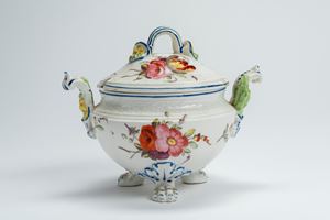 Salsiera biansata con coperchio in porcellana con bordi a rilievo e decorata in policromia a bouquet di fiori. Probabilmente Germania, seconda metà secolo XVIII