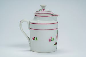 Piccola lattiera con coperchio in porcellana con decoro policromo alla rosa. Germania, probabilmente Shlagenwal, 1810 circa