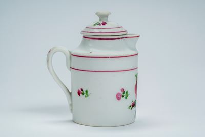 Lattiera con coperchio, porcellana policroma con decoro a rosa, Germania (prob. Schlachenwald), i...
