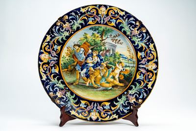 Manifattura del XIX secolo, Piatto da parata in maiolica policroma con scena allegorica di Mercur...