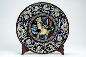 Piatto da parata in maiolica policroma a grottesche con profilo di Giulio Cesare. Faenza, secolo XIX