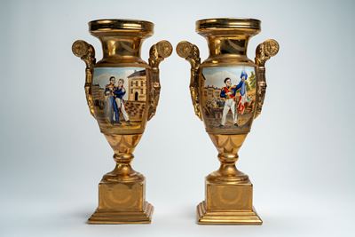 Coppia di vasi in porcellana in stile Impero, fondo dorato opaco e lucido con scene della Rivoluz...