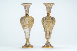 Coppia di vasi porta fiore a balaustro su base circolare con decori a rilievo e dorati a motivi vegetali, secolo XIX