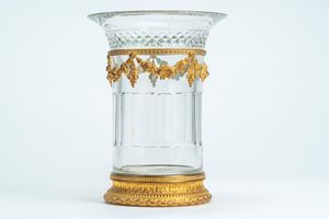 Vaso portafiori con montatura in bronzo dorato decorato a ghirlande, secolo XIX