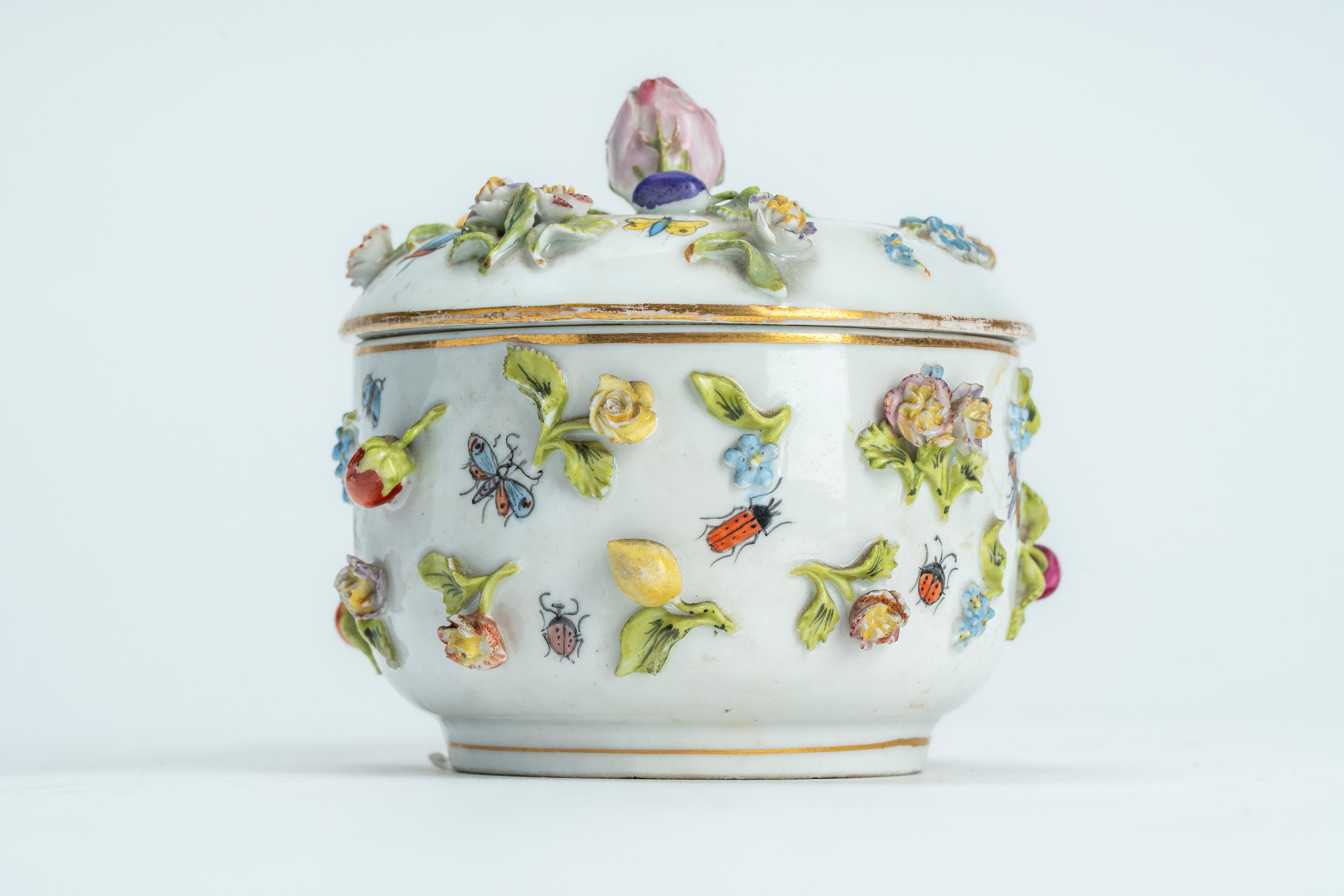 Scatola con coperchio in porcellana decorata in policromia a foglie, fiori e insetti dipinti e a ...