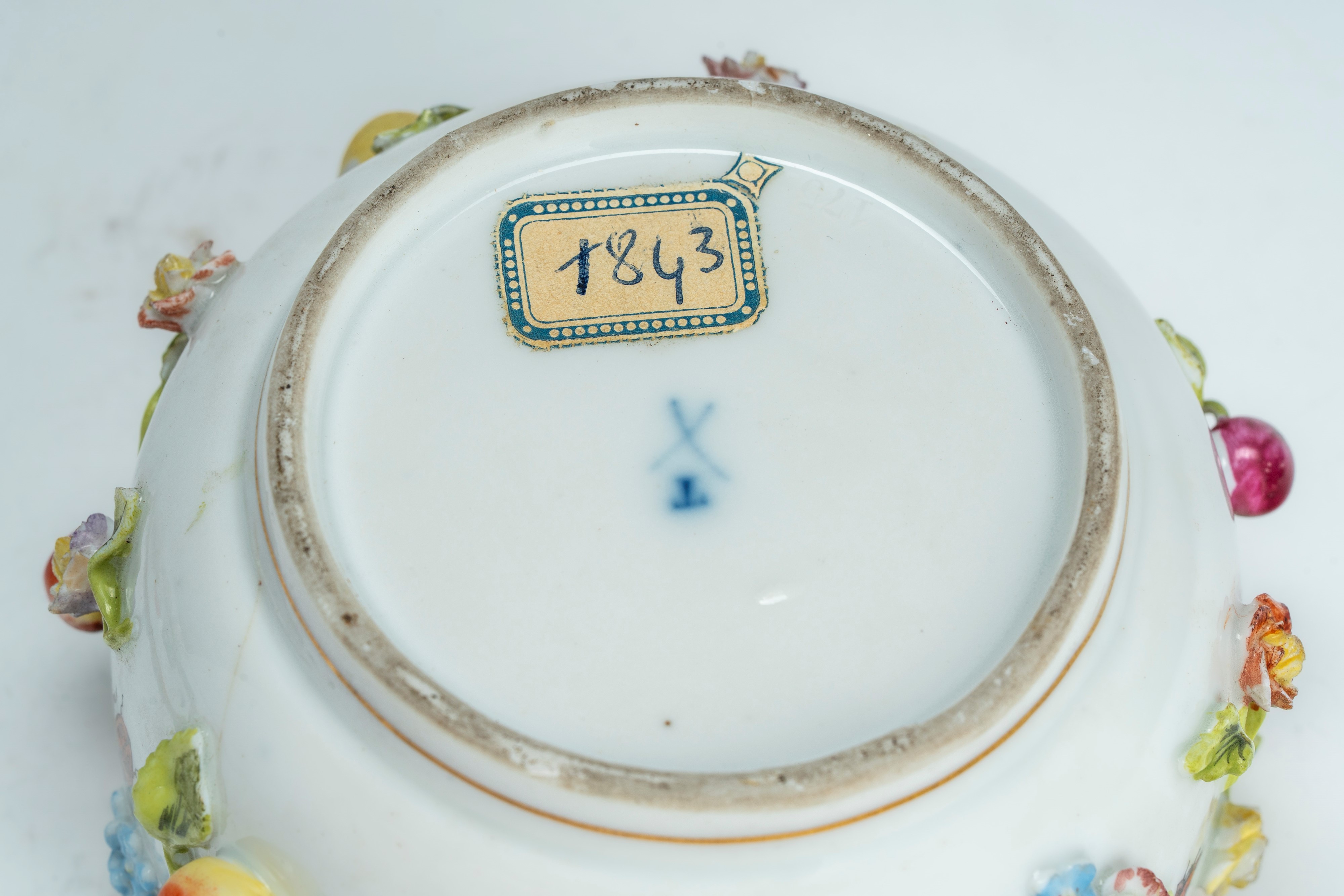 Scatola con coperchio in porcellana decorata in policromia a foglie, fiori e insetti dipinti e a ...