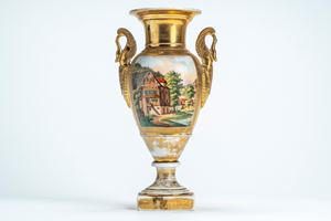 Vaso ovoidale in porcellana a fondo dorato con scene policrome agresti, anse a sfingi alate, su base quadrata dipinta a finto marmo. Francia, prima metà secolo XIX