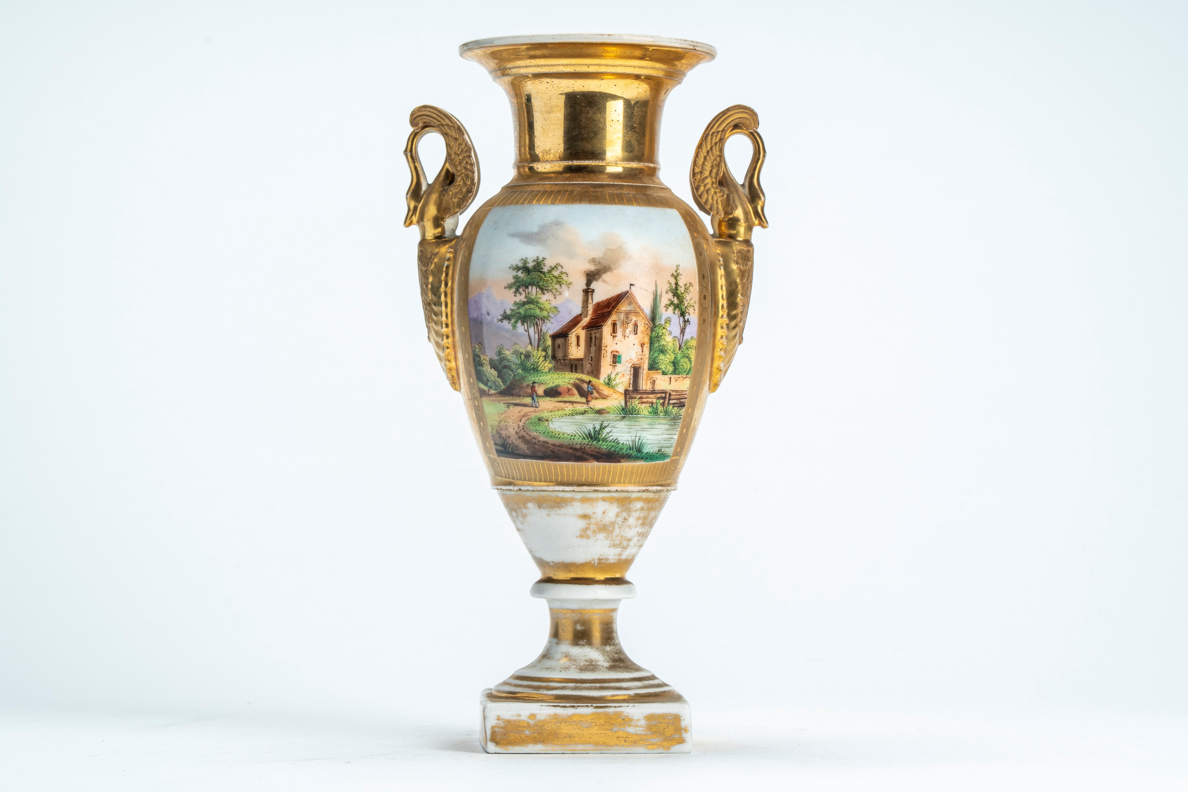 Vaso ovoidale in porcellana a fondo dorato con scene policrome agresti, anse a sfingi alate, su b...