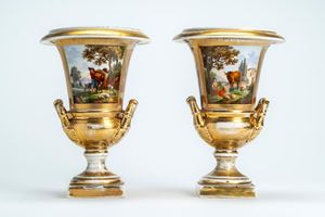 Coppia di vasi biansati ad anfora in porcellana a fondo oro e bordeaux con scene agresti policrome, su basi quadrate. Francia, prima metà secolo XIX