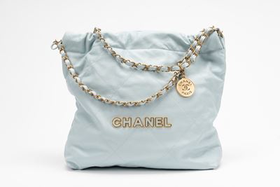 Borsa 22, pelle caviar azzurro con dettagli in metallo dorato